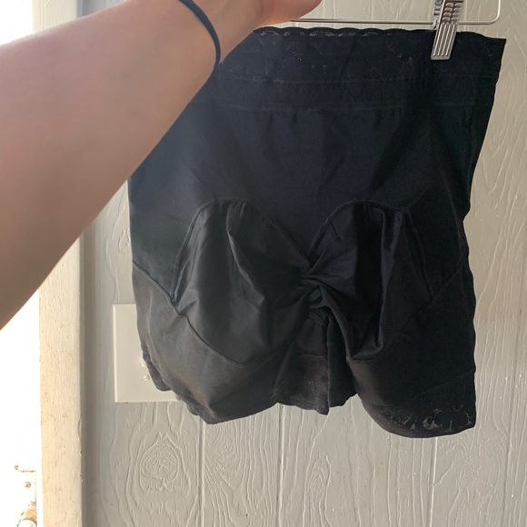 Butt lifting high waisted shorts - Picture 2 of 3